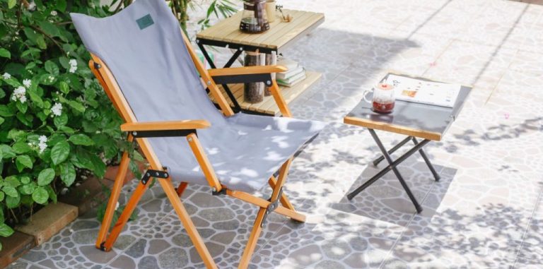 Ghế-gỗ-xếp-gọn-có-tay-vịn-1024x683